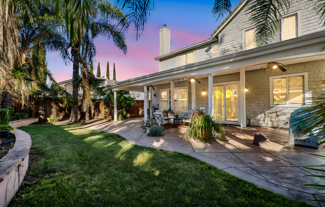 ELLEGANT 4 BEDROOM 3 BATHROOM HOME IN THE WONDERFUL ROSE GARDEN COMMUNITY.