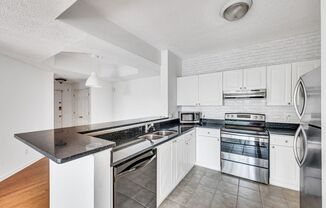 Gorgeous 2BE/2BA condo located in the heart of Green Hills!