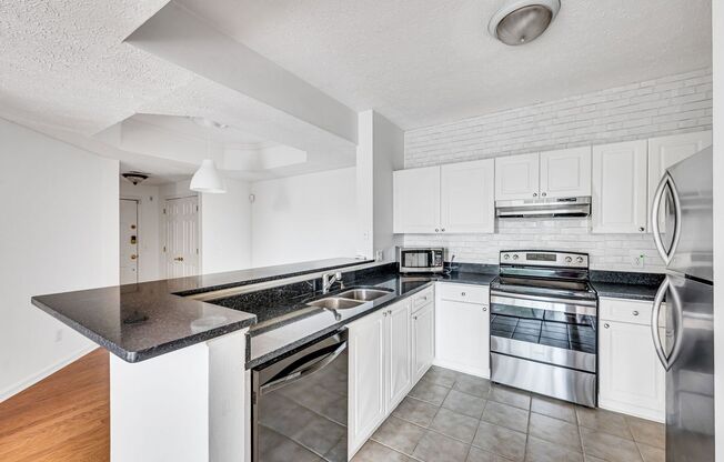 Gorgeous 2BE/2BA condo located in the heart of Green Hills!