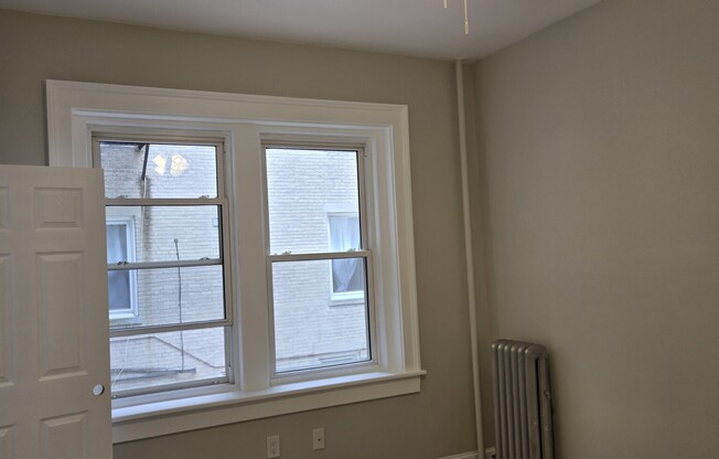 2 beds, 1 bath, $3,300, Unit 2