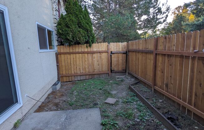 2 beds, 2 baths, 900 sqft, $1,525, Unit #24