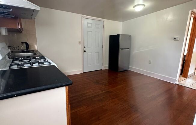 2 beds, 1 bath, $1,150, Unit #B