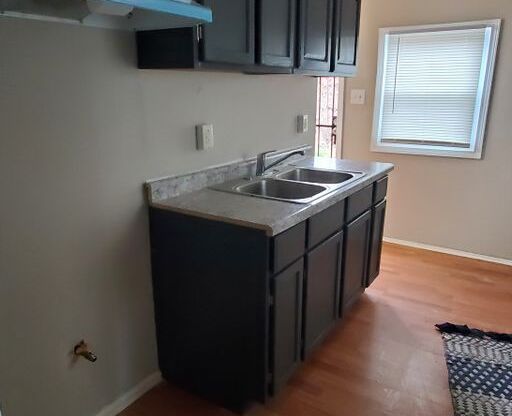 3 beds, 1 bath, $1,150