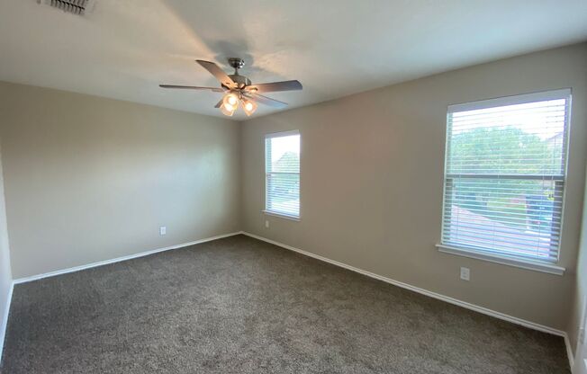 3 Bed/2.5 Bathroom~ Multiple Living Spaces~ Located near Lackland AFB!
