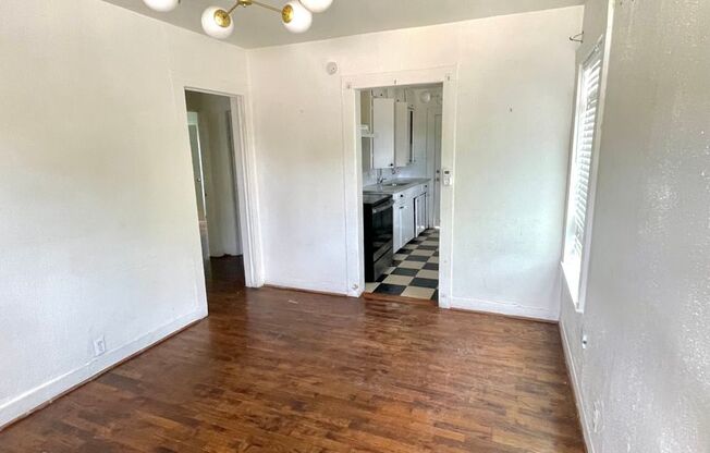 Cute 2 bed/1 bath House Steps Away from Park