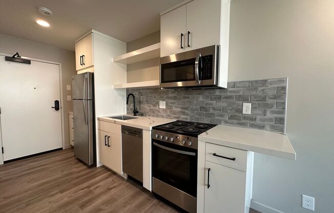 Studio, 1 bath, 425 sqft, $1,750, Unit 302