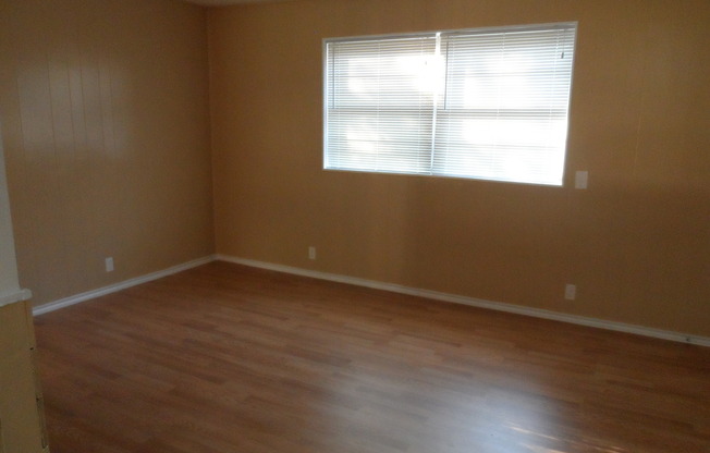 Cute Home Close to Restaurants and Shopping