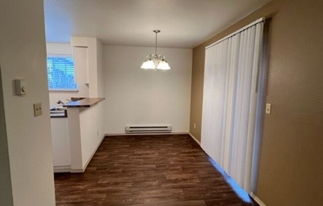 2 beds, 1 bath, 915 sqft, $1,625, Unit 412