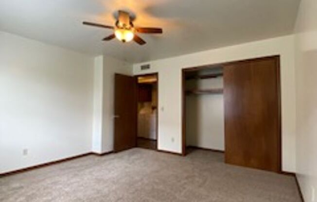 2 beds, 1 bath, $895, Unit Apt B