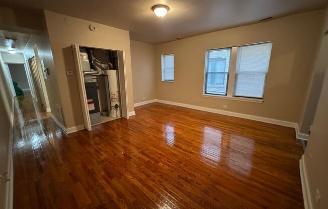 3 beds, 1 bath, $1,300, Unit 4834 #103