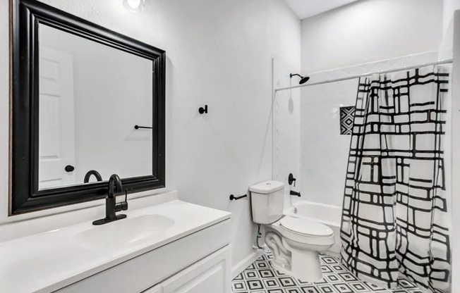 Renovated 2-bedroom, 1-bath apartment at 813 W 9th St, Dallas