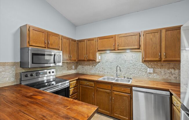 This beautifully maintained 2-bedroom, 2-bath 3rd Floor unit in Lake Wylie Woods is a Gem!