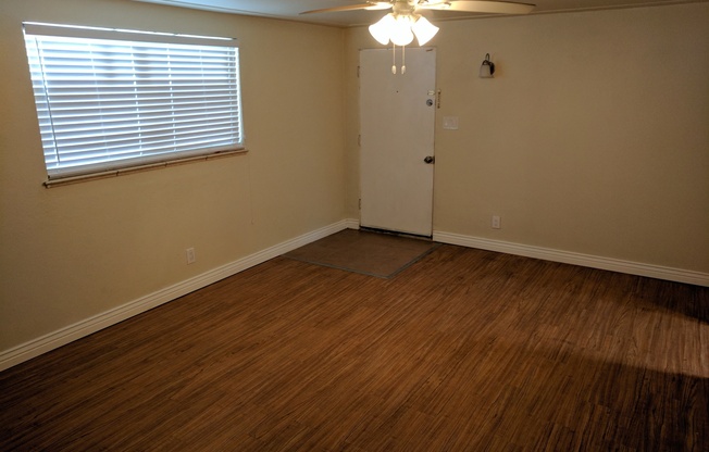 2 beds, 1 bath, $1,900, Unit 816 S Sherman St 02