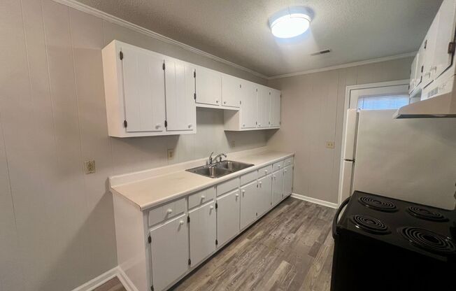 2 beds, 1 bath, 750 sqft, $1,125, Unit B