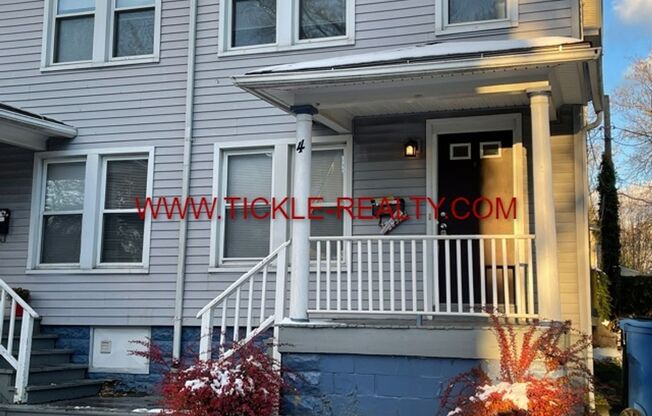 2 beds, 1 bath, $1,200, Unit 4 Whalin Street