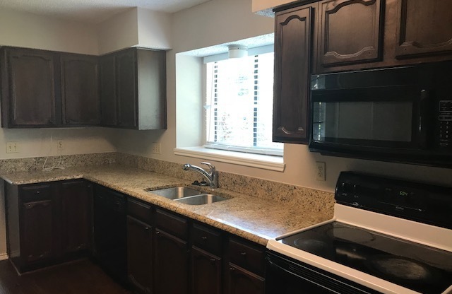 STELLAR HOME IN CROSS CREEK!