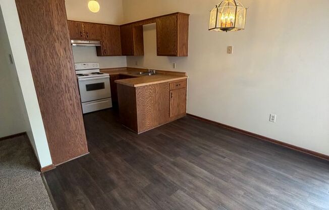 2 beds, 1 bath, 800 sqft, $1,145, Unit 1921-B