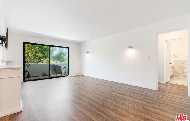 5000 S Centinela Ave