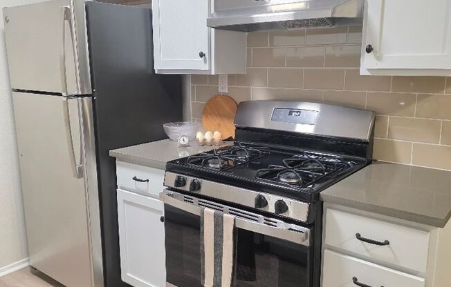 2 beds, 1 bath, 900 sqft, $1,321, Unit LAW11-116