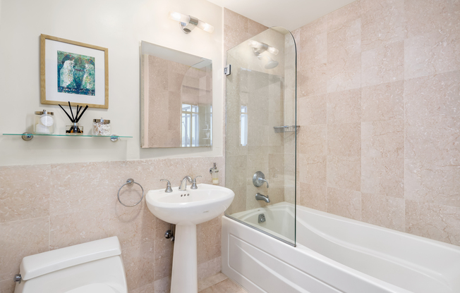 1 bed, 1 bath, 860 sqft, $4,000, Unit 15D