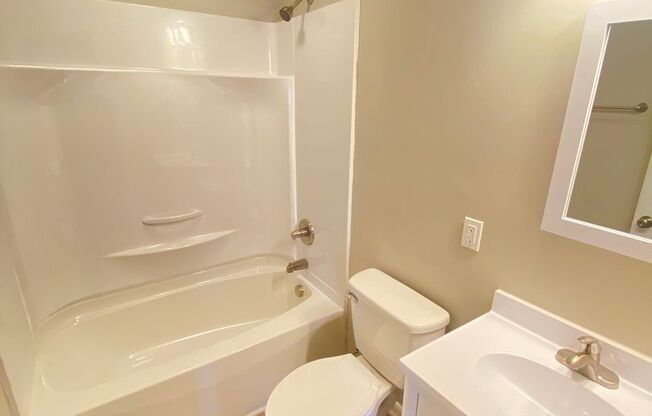 2 beds, 1.5 baths, 832 sqft, $1,100, Unit 827 Oakwood Villa
