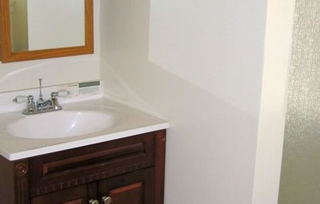 -Great Downtown Berkeley Location near BART and the UC Berkeley Campus!