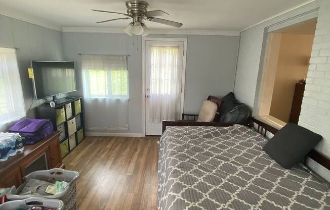 Spacious 3 bed, 1.5 bath single family home with central air - Verona, PA
