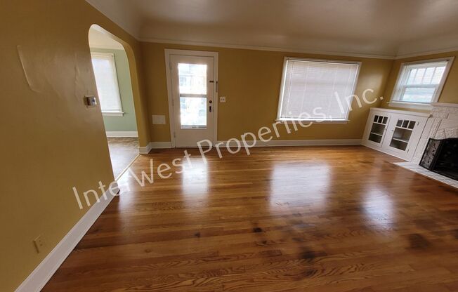 ADORABLE 2 BEDROOM HOUSE IN NORTH PORTLAND WITH LARGE BACK YARD & 2 CAR GARAGE!