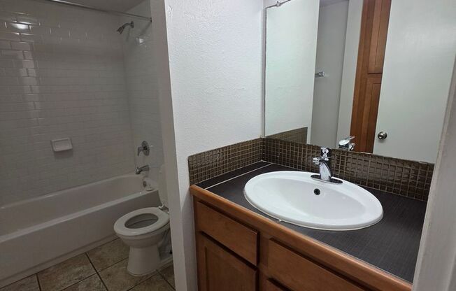1 bed, 1 bath, 871 sqft, $1,295, Unit LAW15-112
