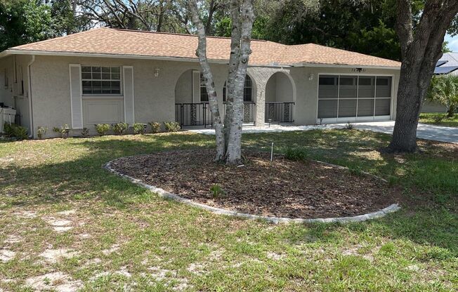 Remodeled 2 bedroom, 2 bath, 2 car garage rental home in Weeki Wachee!