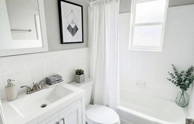 2 beds, 1 bath, 850 sqft, $1,300, Unit 26-A4