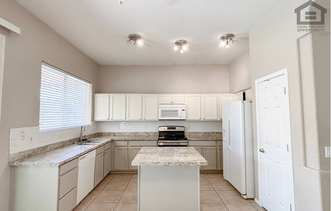 3Bed/2Bath House at N 59th Ave/Union Hills! Ready for Immediate Move-In! -- 3 CAR GARAGE! PRIVATE POOL!