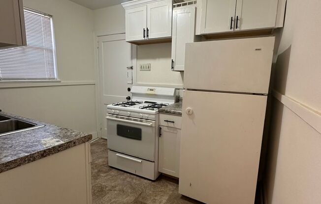 2 beds, 1 bath, 900 sqft, $1,100, Unit C3323-3