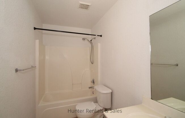 3 beds, 2 baths, $1,250, Unit Unit A