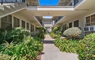 10906 Santa Monica Blvd, prime Westwood!