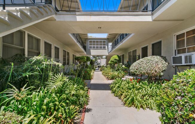10906 Santa Monica Blvd, prime Westwood!