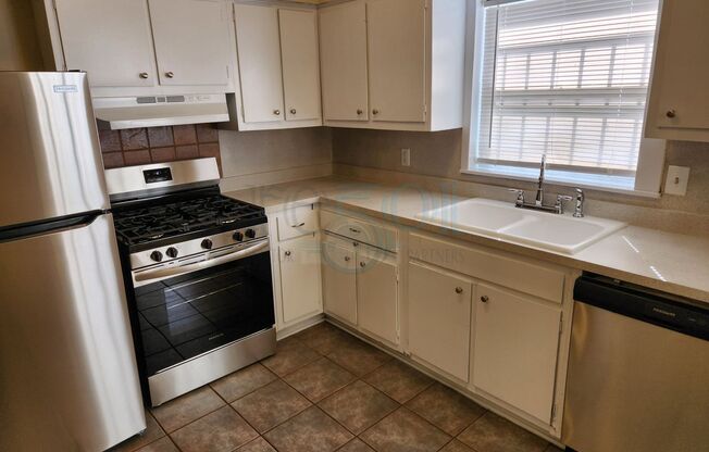 2 beds, 1 bath, $1,095, Unit Battery, 2219 S.