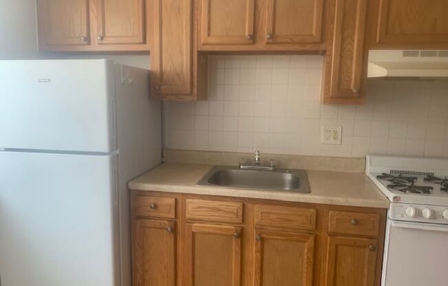 2 beds, 1 bath, 640 sqft, $1,850, Unit 01