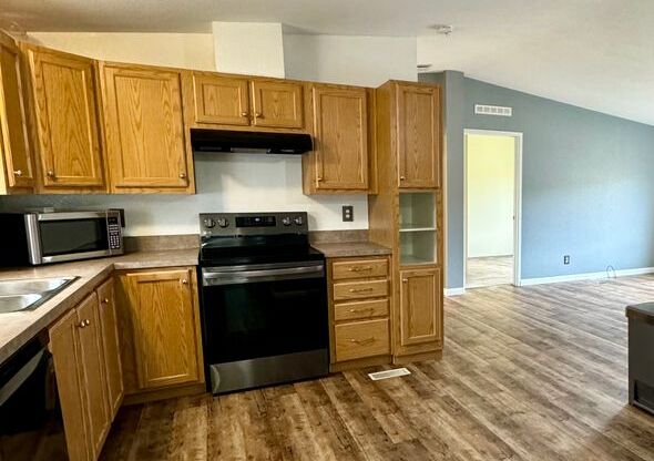 Spacious Home on the Flats with New Appliances!