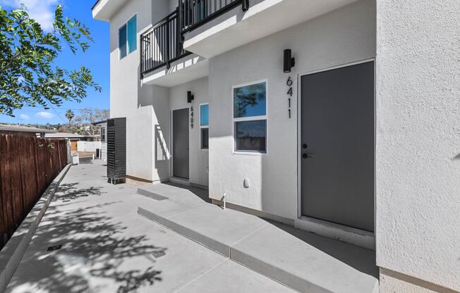 Modern 3 Bed / 3 Bath Townhome with In-Unit Laundry and Shared Backyard Retreat