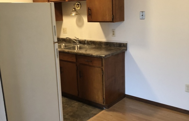 2 beds, 1 bath, $750, Unit 13