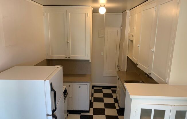 Studio, 1 bath, 450 sqft, $1,095, Unit 304