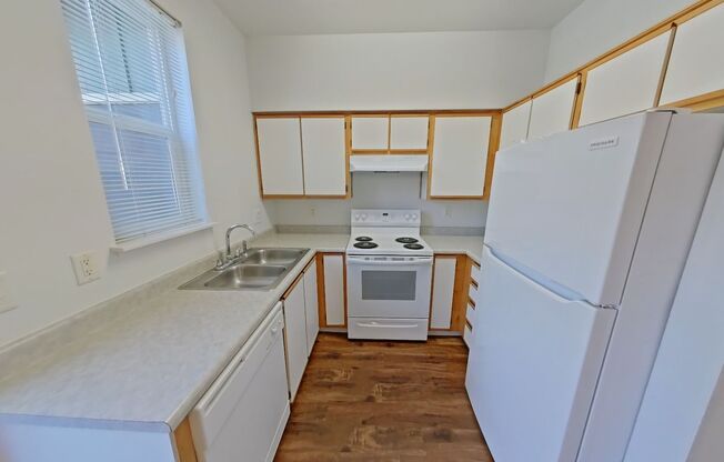 2 beds, 1.5 baths, 896 sqft, $1,395, Unit 634 LaSalle Street #3