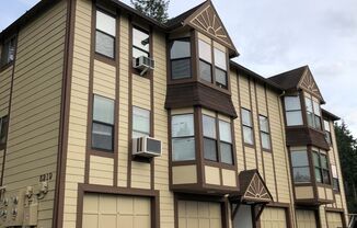 Nice 2 Bedroom Upper Unit In 4-PLex!