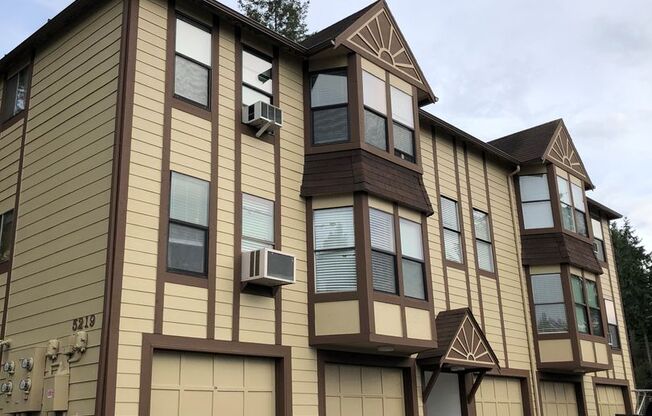 Nice 2 Bedroom Upper Unit In 4-PLex!