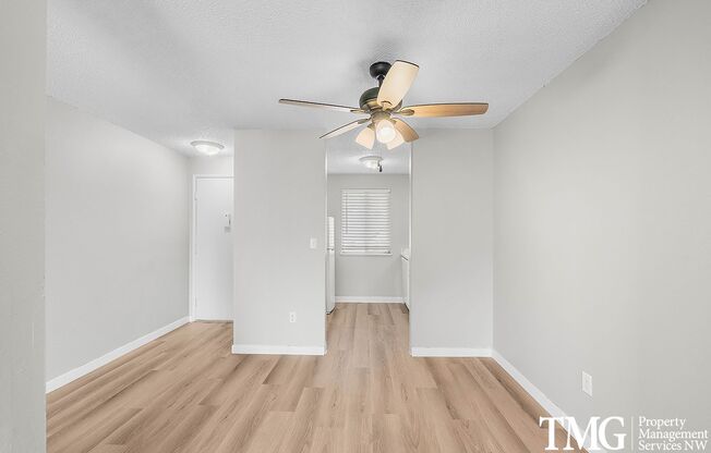 3 beds, 1 bath, 943 sqft, $1,550, Unit 37
