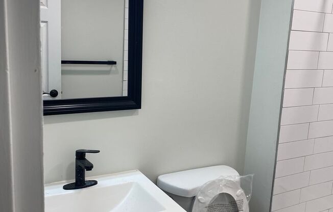 2 beds, 1 bath, 800 sqft, $1,700, Unit A - 26