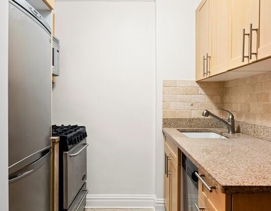 2 beds, 1 bath, $4,650, Unit 2P