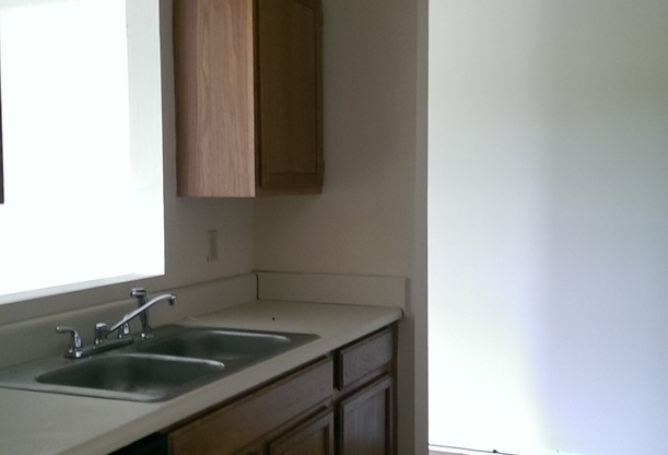 2 beds, 1 bath, $690, Unit 21