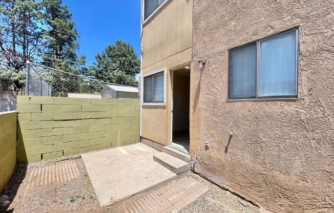 2 beds, 1.5 baths, 800 sqft, $1,055, Unit Unit 8